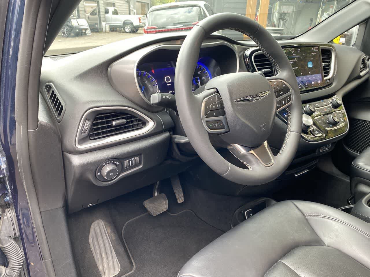Used 2025 Chrysler Pacifica Select FWD image 2