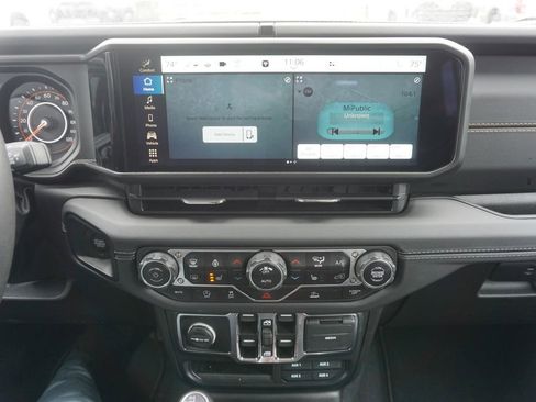 Used 2024 Jeep Gladiator Sport w/ Premium Package AWD/4WD image 11