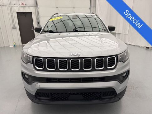 Used 2024 Jeep Compass Latitude AWD/4WD image 2