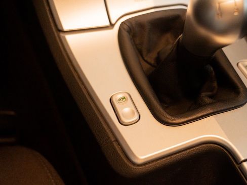 Used 2006 Chrysler Crossfire Coupe image 32