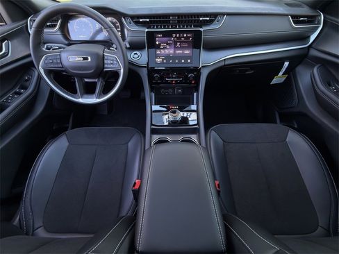 New 2025 Jeep Grand Cherokee L Altitude image 10