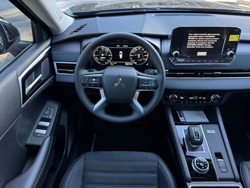 New 2025 Mitsubishi Outlander SE image 18