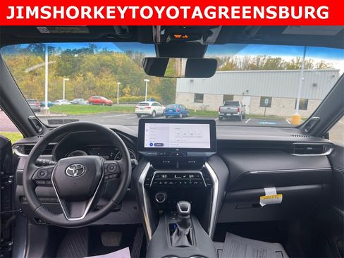 Used 2024 Toyota Venza XLE image 32