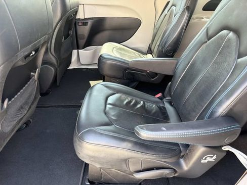 Used 2021 Chrysler Pacifica Touring-L FWD image 15