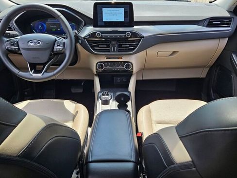 Used 2022 Ford Escape Titanium image 10