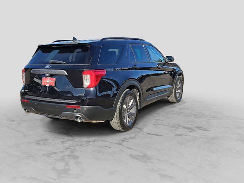 Used 2022 Ford Explorer XLT w/ Equipment Group 202A image 8