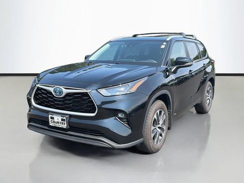 Used 2023 Toyota Highlander XLE AWD/4WD image 3
