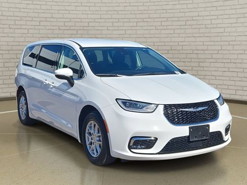 Used 2023 Chrysler Pacifica Touring-L image 3
