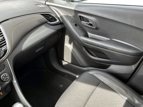 Certified 2022 Chevrolet Trax LT w/ LT Convenience Package image 27