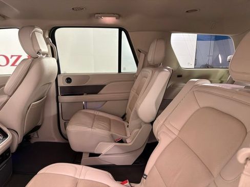 Used 2018 Lincoln Navigator Premiere RWD image 13
