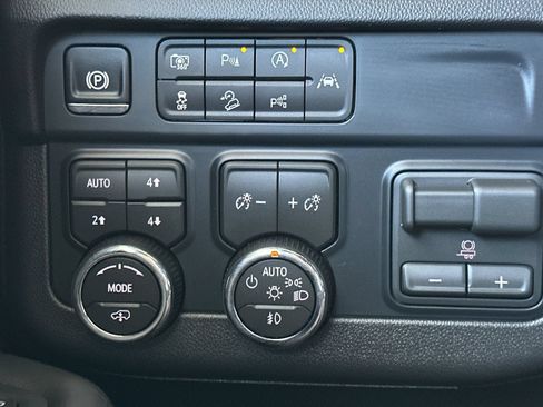 Used 2026 Chevrolet Tahoe High Country AWD/4WD image 38