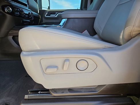 Used 2025 Chevrolet Silverado 3500 LTZ w/ LTZ Convenience Package AWD/4WD image 14