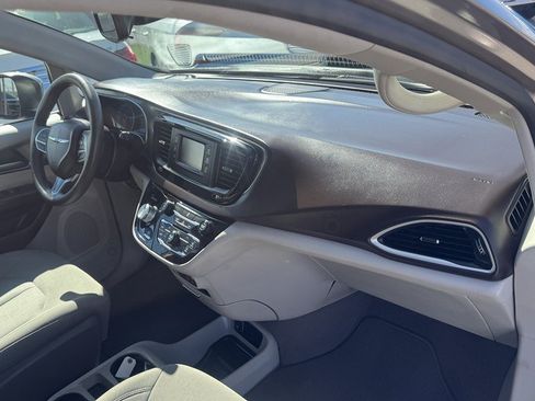 Used 2017 Chrysler Pacifica LX FWD image 26