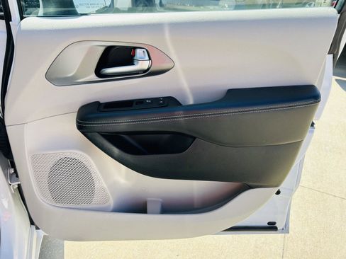 Used 2023 Chrysler Pacifica Touring-L w/ Uconnect Theater Family Group image 37
