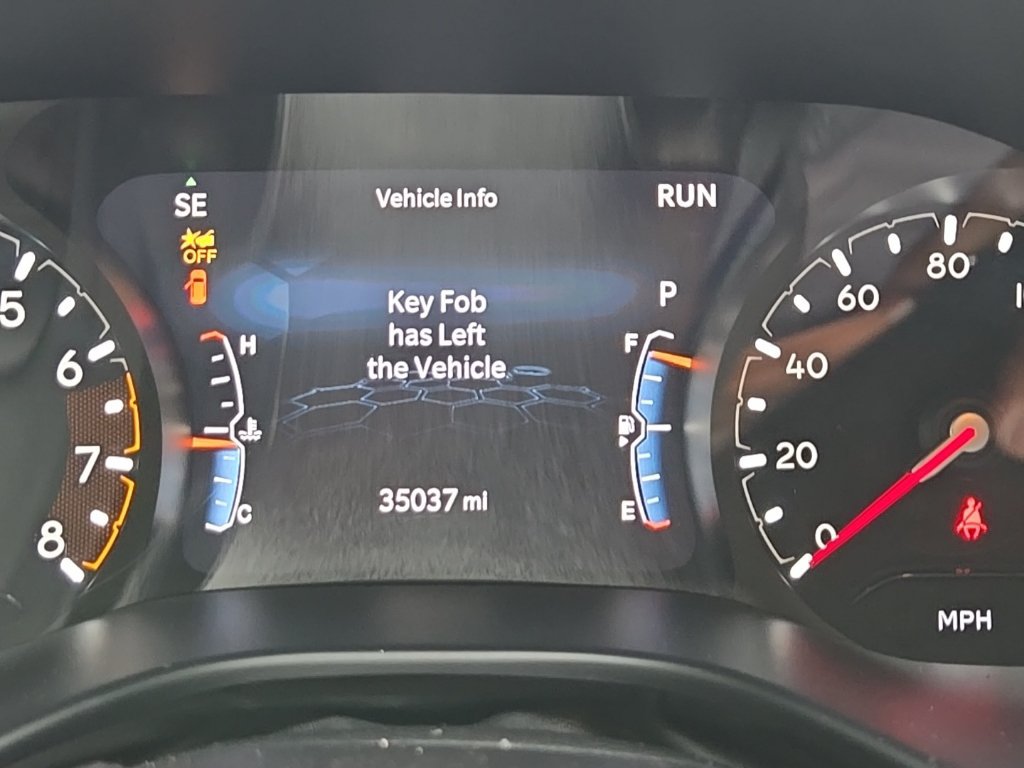 Used 2025 Jeep Compass Latitude w/ Sun & Sound Group AWD/4WD image 2