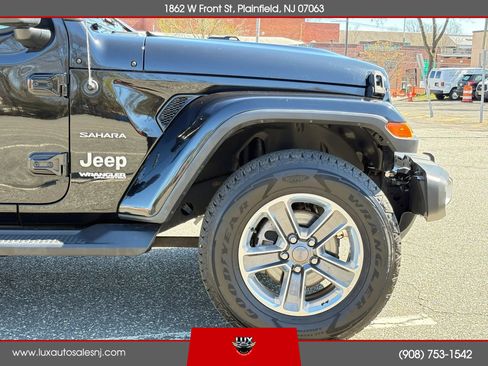 Used 2018 Jeep Wrangler Unlimited Sahara w/ Dual Top Group AWD/4WD image 13