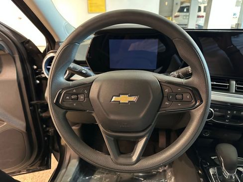 Used 2025 Chevrolet Trax LT FWD image 27