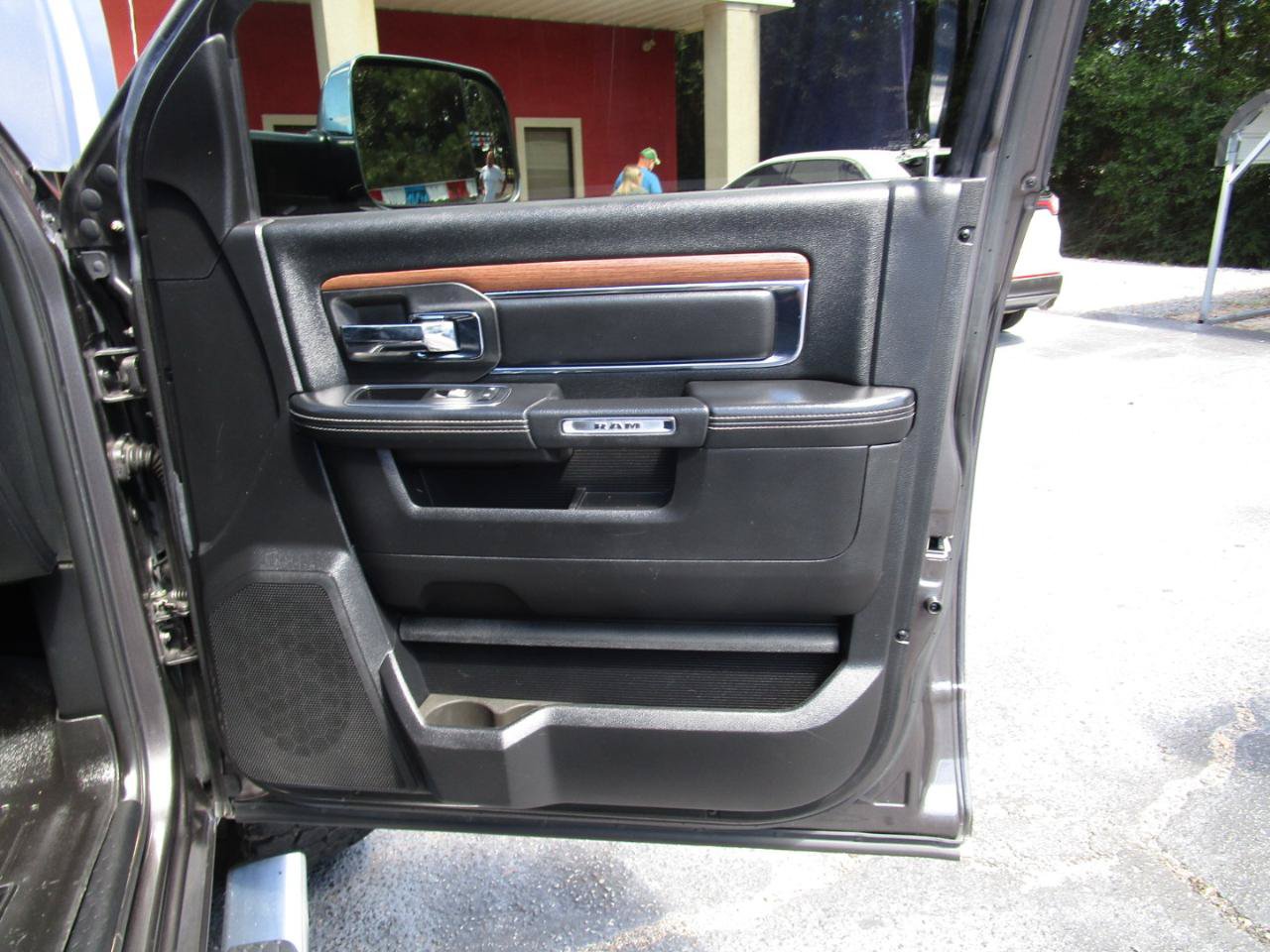 Used 2015 RAM 2500 Laramie w/ Convenience Group AWD/4WD image 31