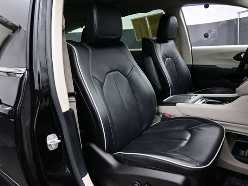 Used 2021 Chrysler Pacifica Limited w/ Uconnect Theater Family Group FWD image 14