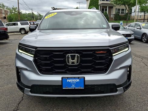 Used 2024 Honda Pilot TrailSport image 2