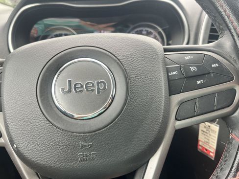 Used 2019 Jeep Cherokee Latitude w/ Cold Weather Group FWD image 24