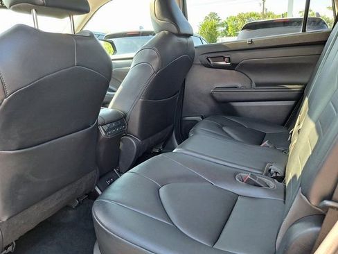 Used 2020 Toyota Highlander XLE AWD/4WD image 26