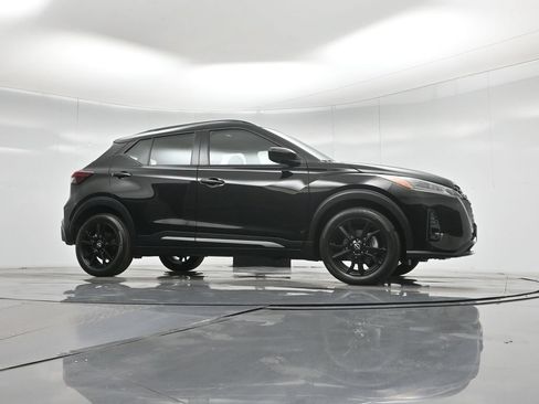 Used 2023 Nissan Kicks SR w/ SR Premium Package FWD image 4
