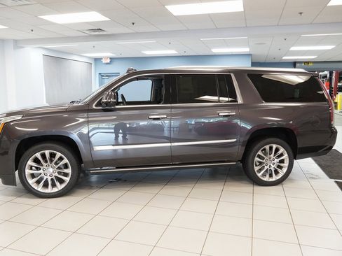 Used 2017 Cadillac Escalade ESV Premium Luxury image 2