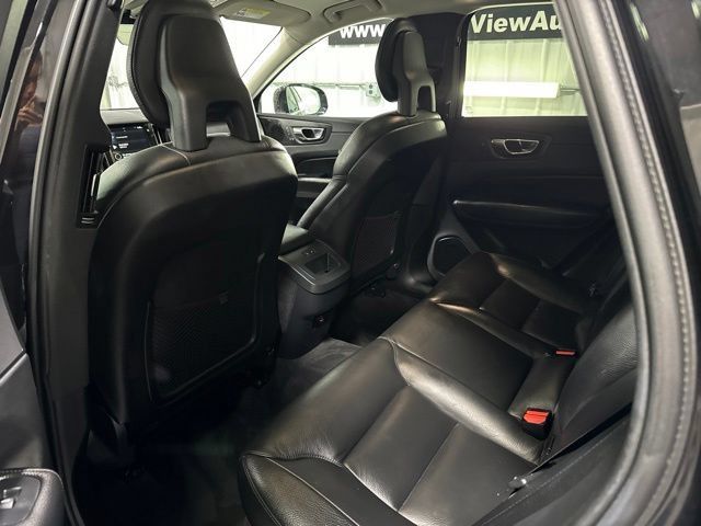 Used 2019 Volvo XC60 T5 Momentum w/ Multimedia Package AWD/4WD image 8