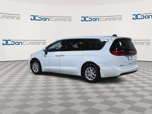 Used 2023 Chrysler Pacifica Touring-L FWD image 7