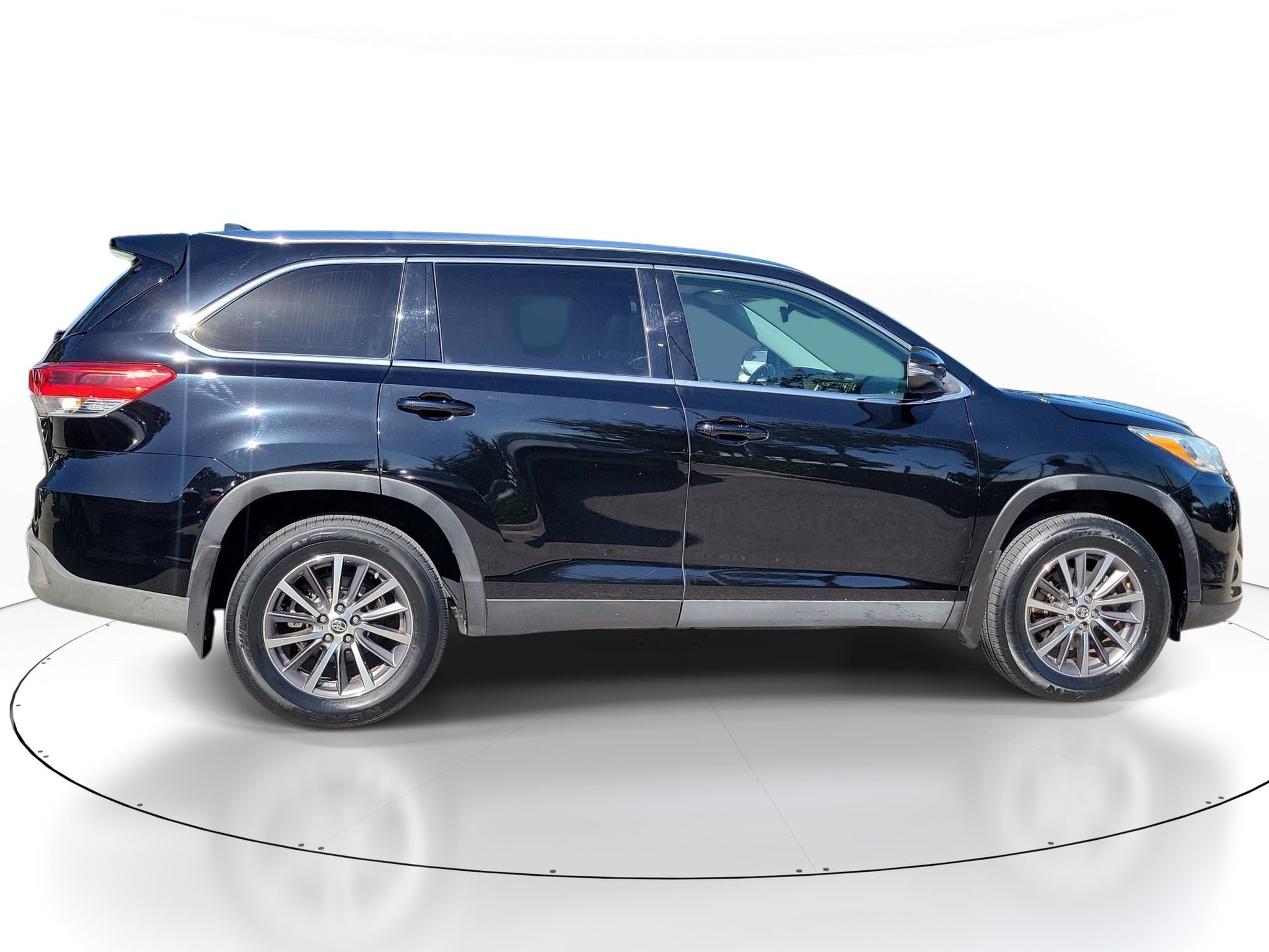 Used 2019 Toyota Highlander XLE AWD/4WD image 2