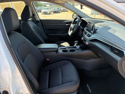 Used 2025 Nissan Altima 2.5 SV FWD image 30