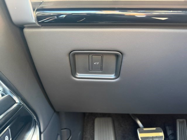 Certified 2025 Land Rover Range Rover SE AWD/4WD image 26