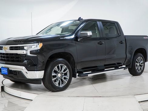 Used 2025 Chevrolet Silverado 1500 LT AWD/4WD image 3