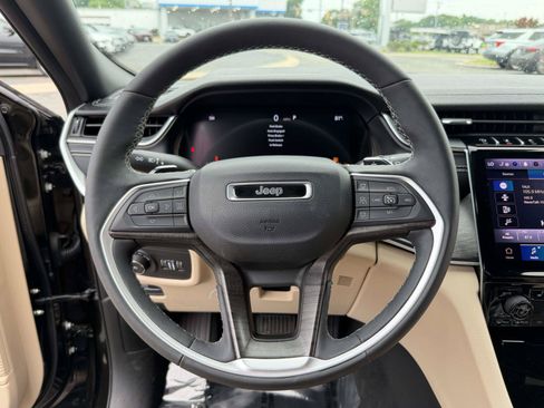 Used 2025 Jeep Grand Cherokee Limited w/ Black Appearance Package AWD/4WD image 12