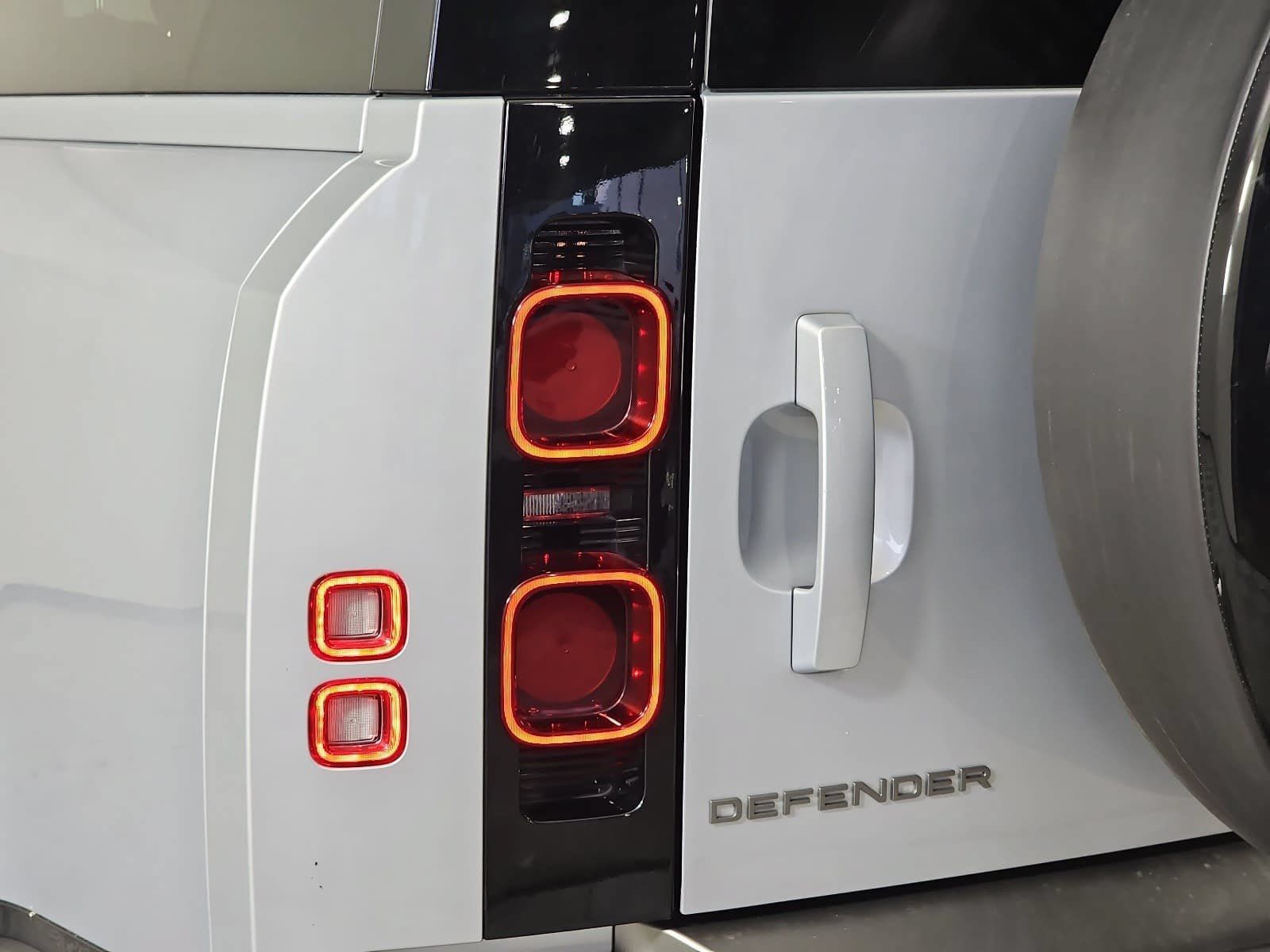 Used 2024 Land Rover Defender 130 X-Dynamic SE AWD/4WD image 31