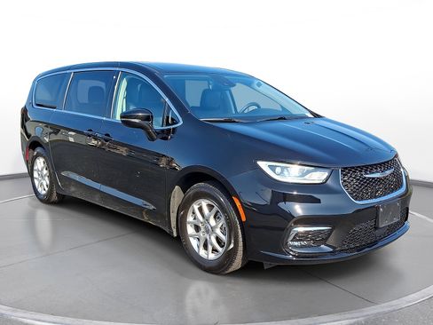 Used 2024 Chrysler Pacifica Touring-L FWD image 1