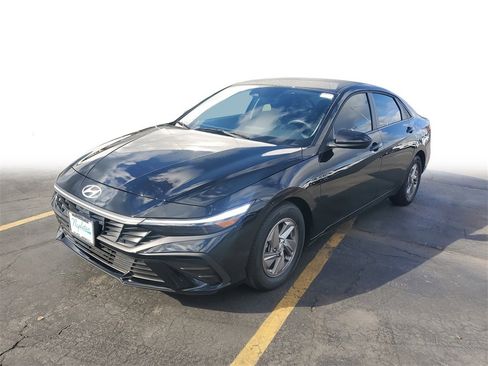 Used 2025 Hyundai Elantra SE image 3