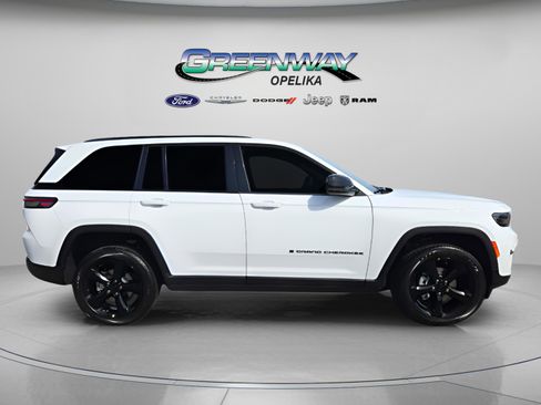 New 2025 Jeep Grand Cherokee Altitude image 8