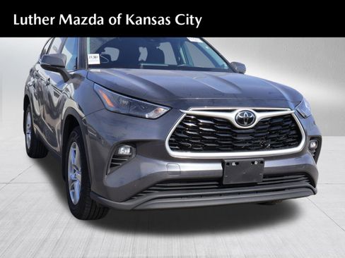 Used 2024 Toyota Highlander LE image 1