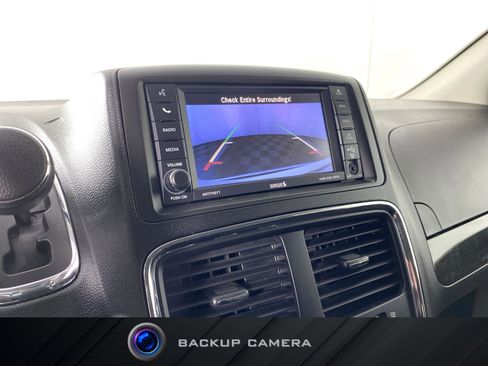Used 2018 Dodge Grand Caravan SE w/ UConnect Hands-Free Group image 2