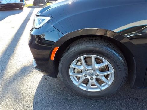 Used 2024 Chrysler Pacifica Touring-L image 13