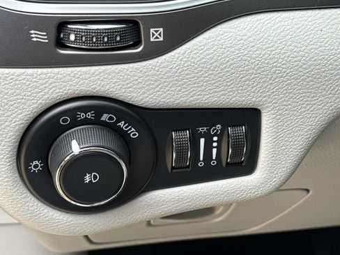 Used 2021 Jeep Cherokee Latitude Plus AWD/4WD image 22