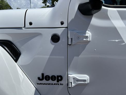 Used 2025 Jeep Wrangler Unlimited Sahara AWD/4WD image 41