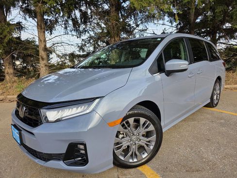 Used 2025 Honda Odyssey Touring image 3