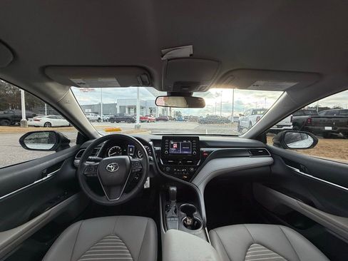 Used 2024 Toyota Camry SE image 12