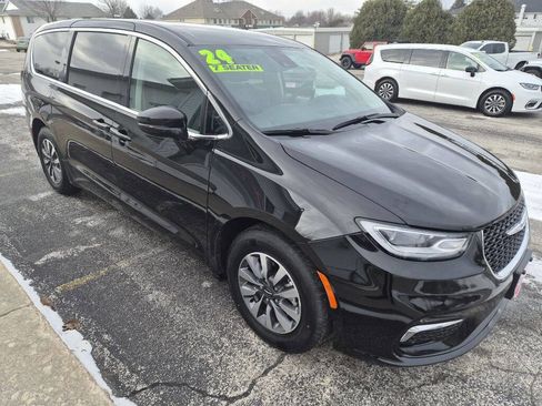 Used 2024 Chrysler Pacifica Limited image 1