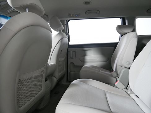 Used 2017 Kia Sedona L image 32
