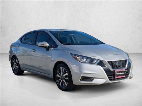 Used 2020 Nissan Versa SV image 3
