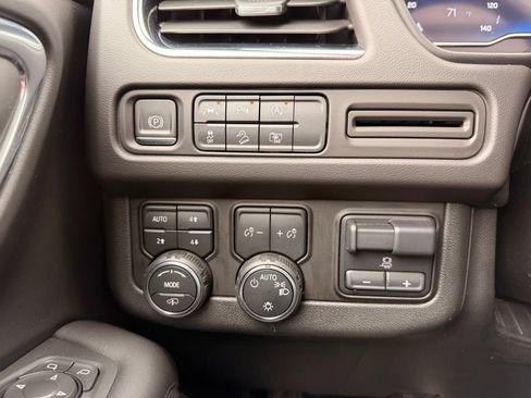 Used 2024 Chevrolet Suburban Z71 w/ Off-Road Capability Package AWD/4WD image 21